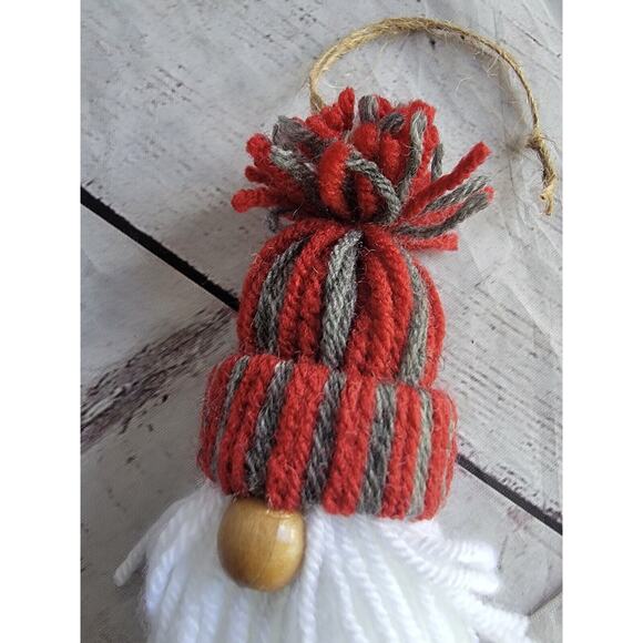 Handmade Hanging Yarn Pom Pom Christmas Gnomes Ornament Red And Gray New - Picture 2 of 4